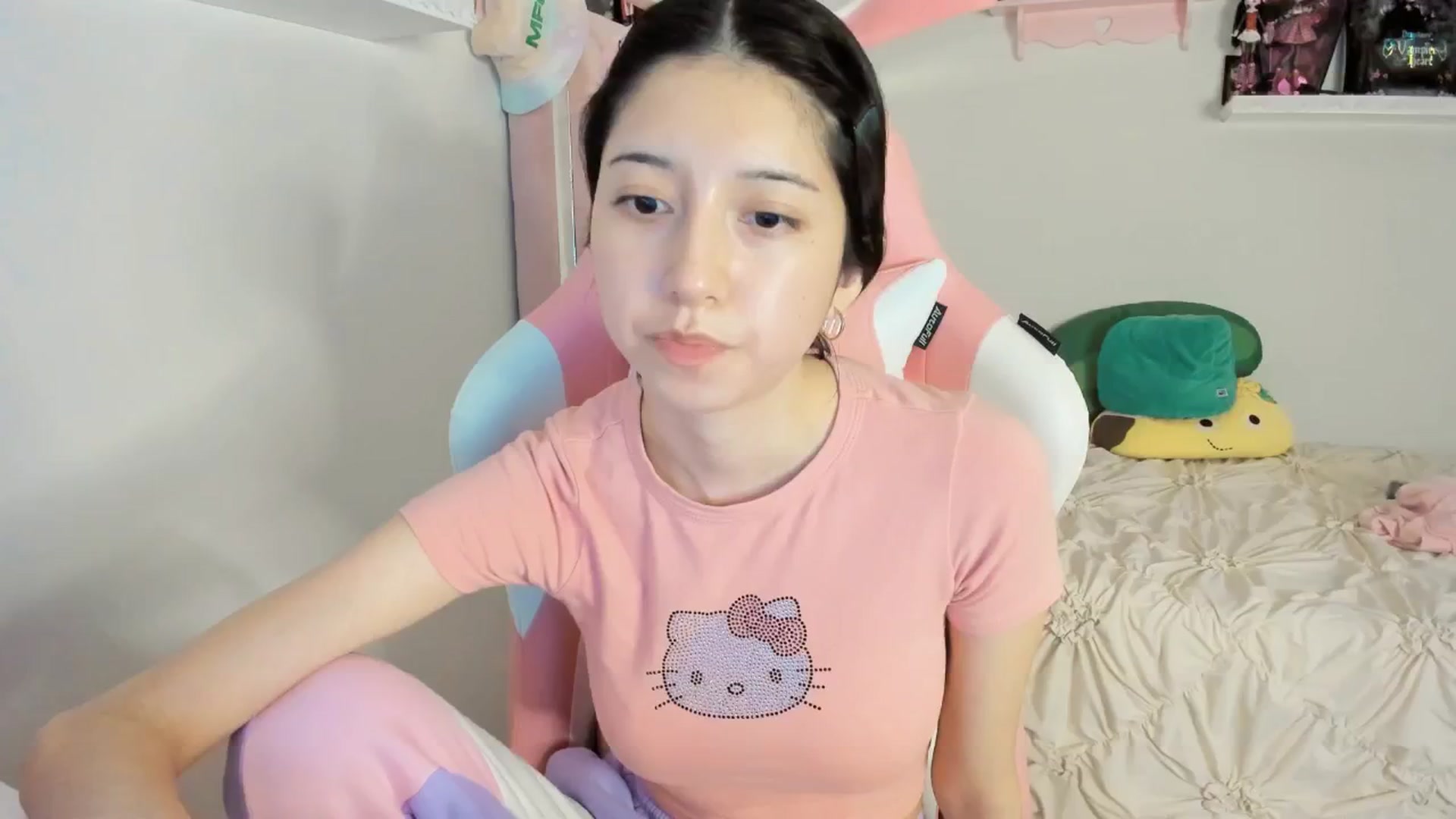 Gallery image thumbnail from Cherrycute666's myfreecams stream on, 02/17/2025, 04:31 image 15 of 20