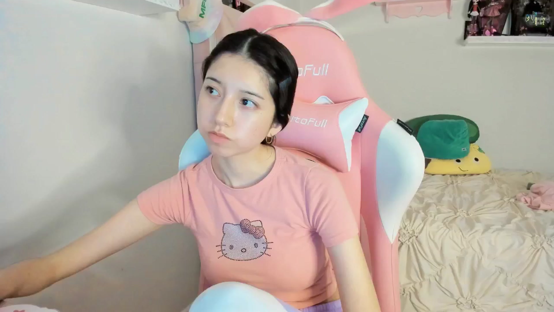 Gallery image thumbnail from Cherrycute666's myfreecams stream on, 02/17/2025, 04:31 image 10 of 20