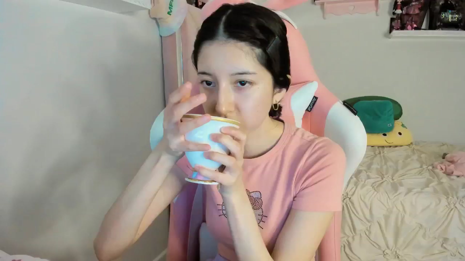 Gallery image thumbnail from Cherrycute666's myfreecams stream on, 02/17/2025, 04:31 image 8 of 20