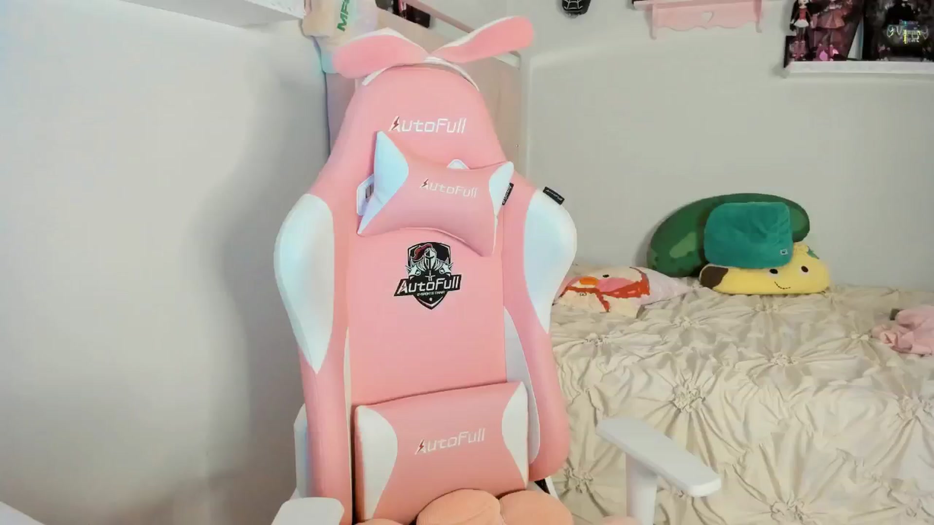 Gallery image thumbnail from Cherrycute666's myfreecams stream on, 02/17/2025, 04:31 image 16 of 20