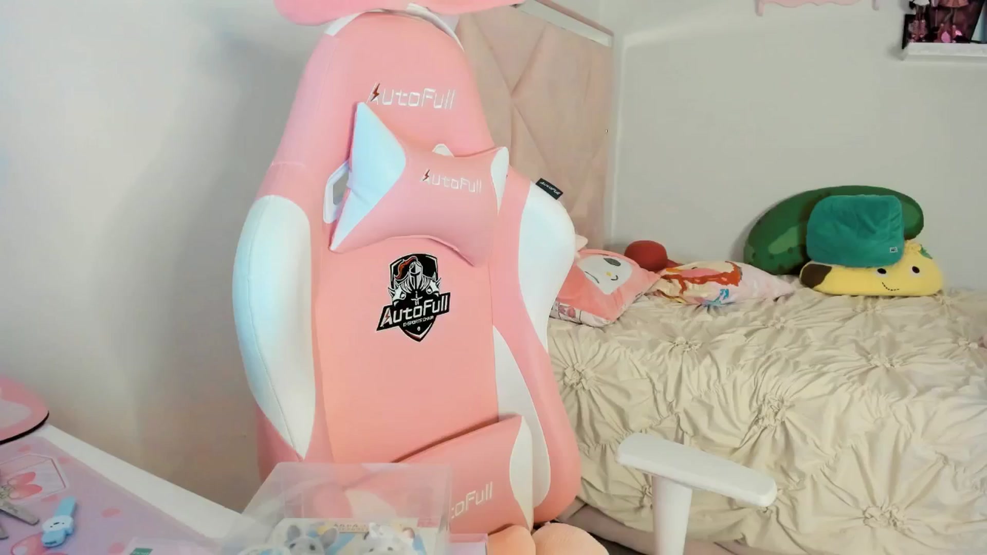 Gallery image thumbnail from Cherrycute666's myfreecams stream on, 02/17/2025, 06:44 image 12 of 20