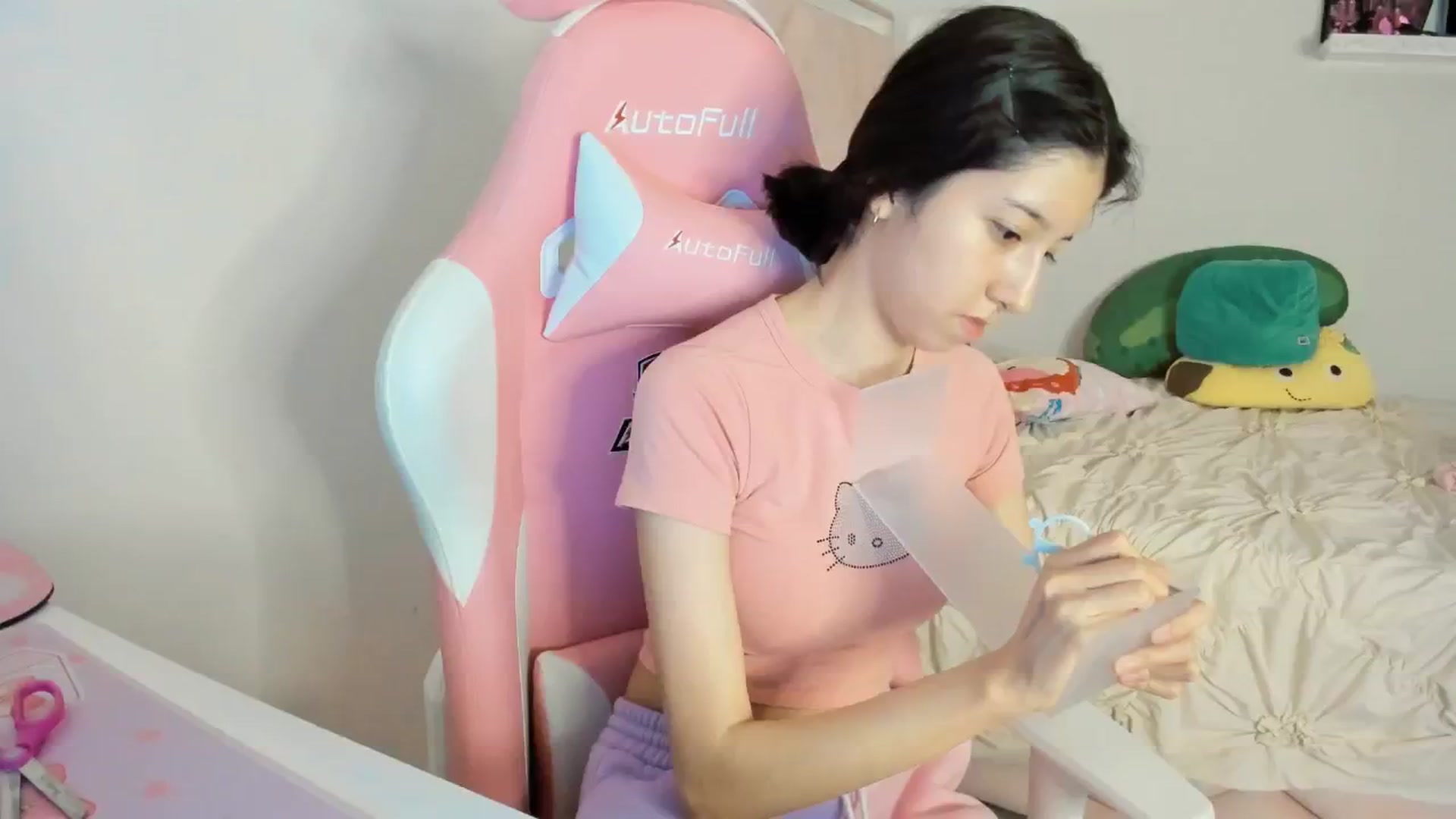 Gallery image thumbnail from Cherrycute666's myfreecams stream on, 02/17/2025, 06:44 image 19 of 20