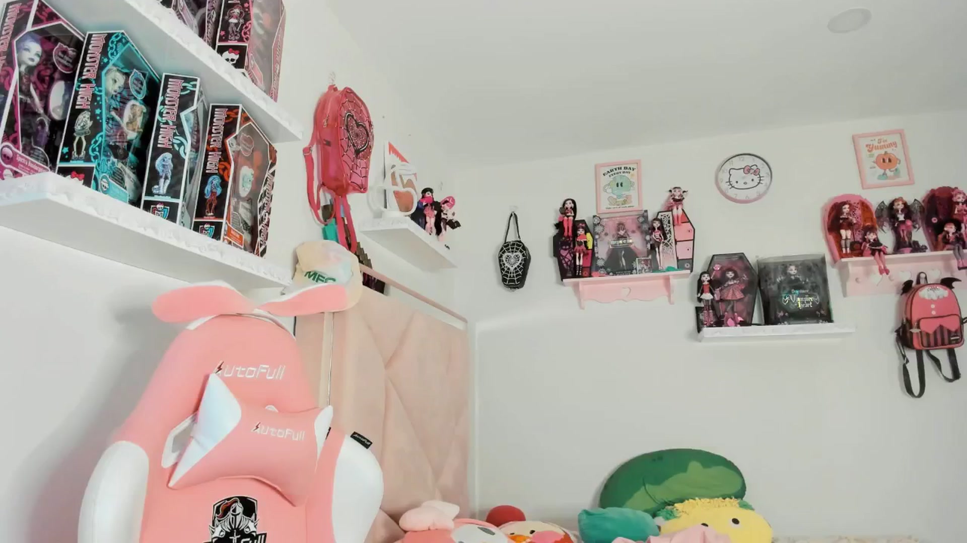 Gallery image thumbnail from Cherrycute666's myfreecams stream on, 02/17/2025, 08:25 image 16 of 20