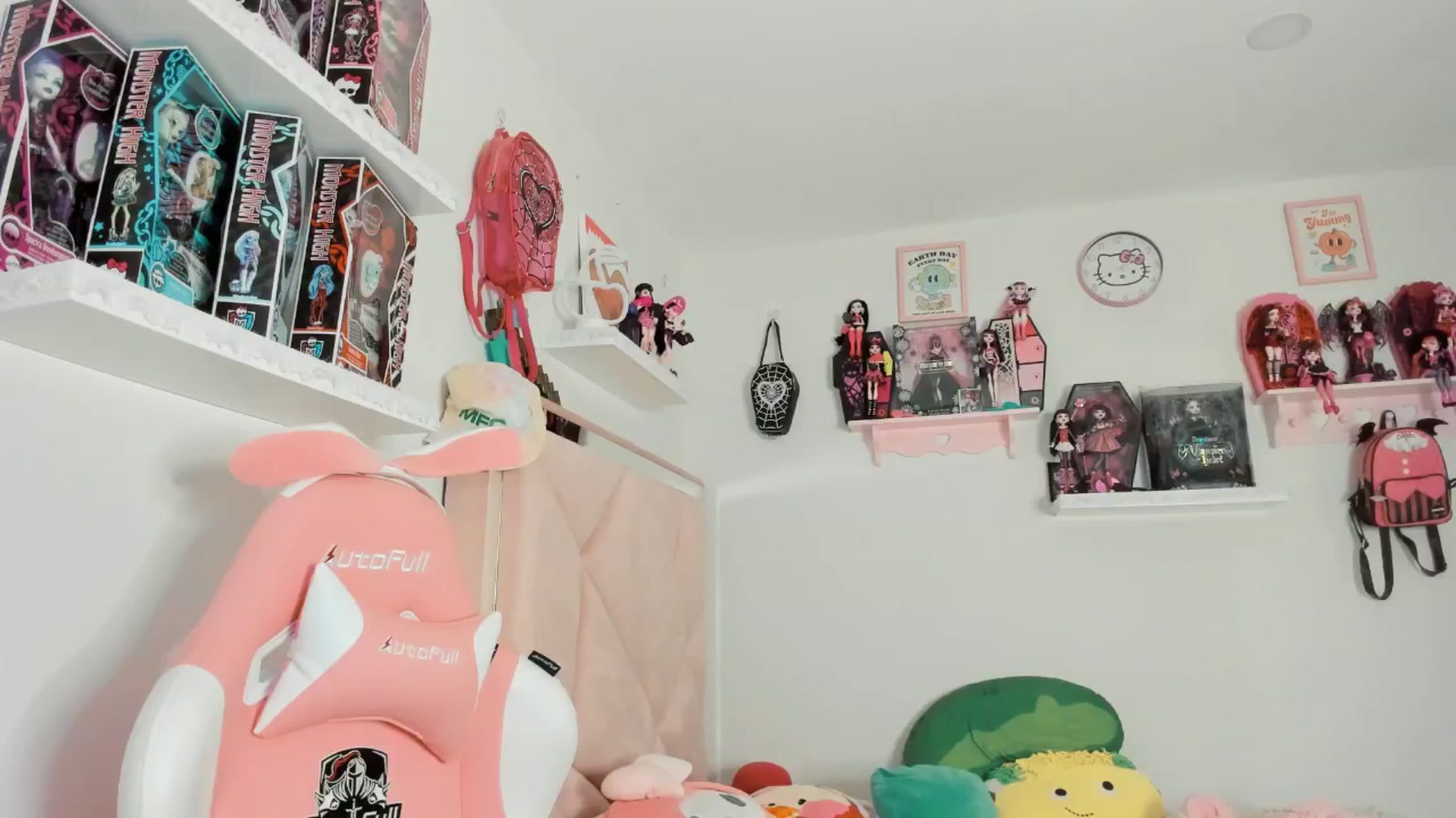 Gallery image thumbnail from Cherrycute666's myfreecams stream on, 02/17/2025, 08:25 image 20 of 20