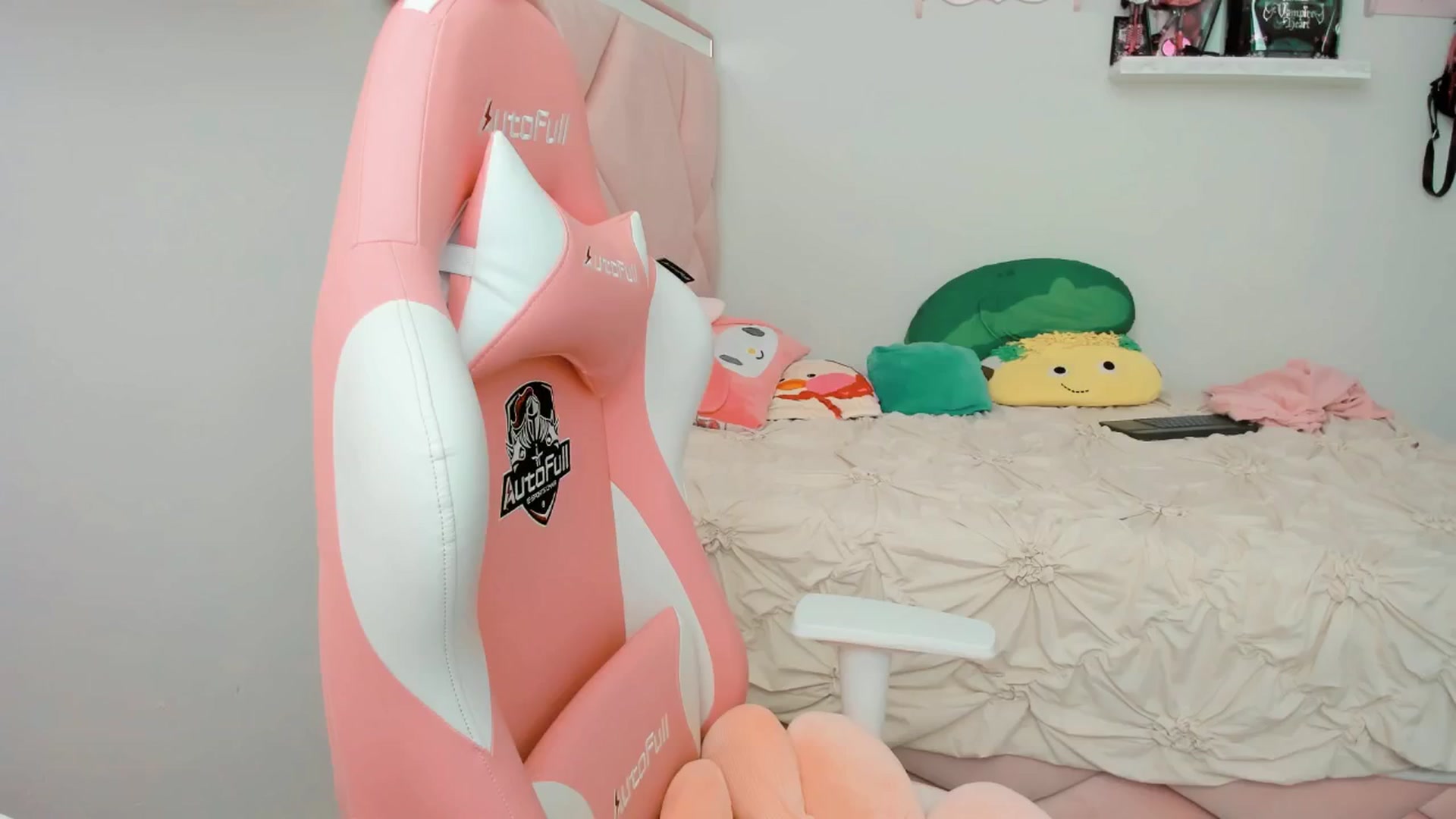 Gallery image thumbnail from Cherrycute666's myfreecams stream on, 02/17/2025, 21:48 image 1 of 20