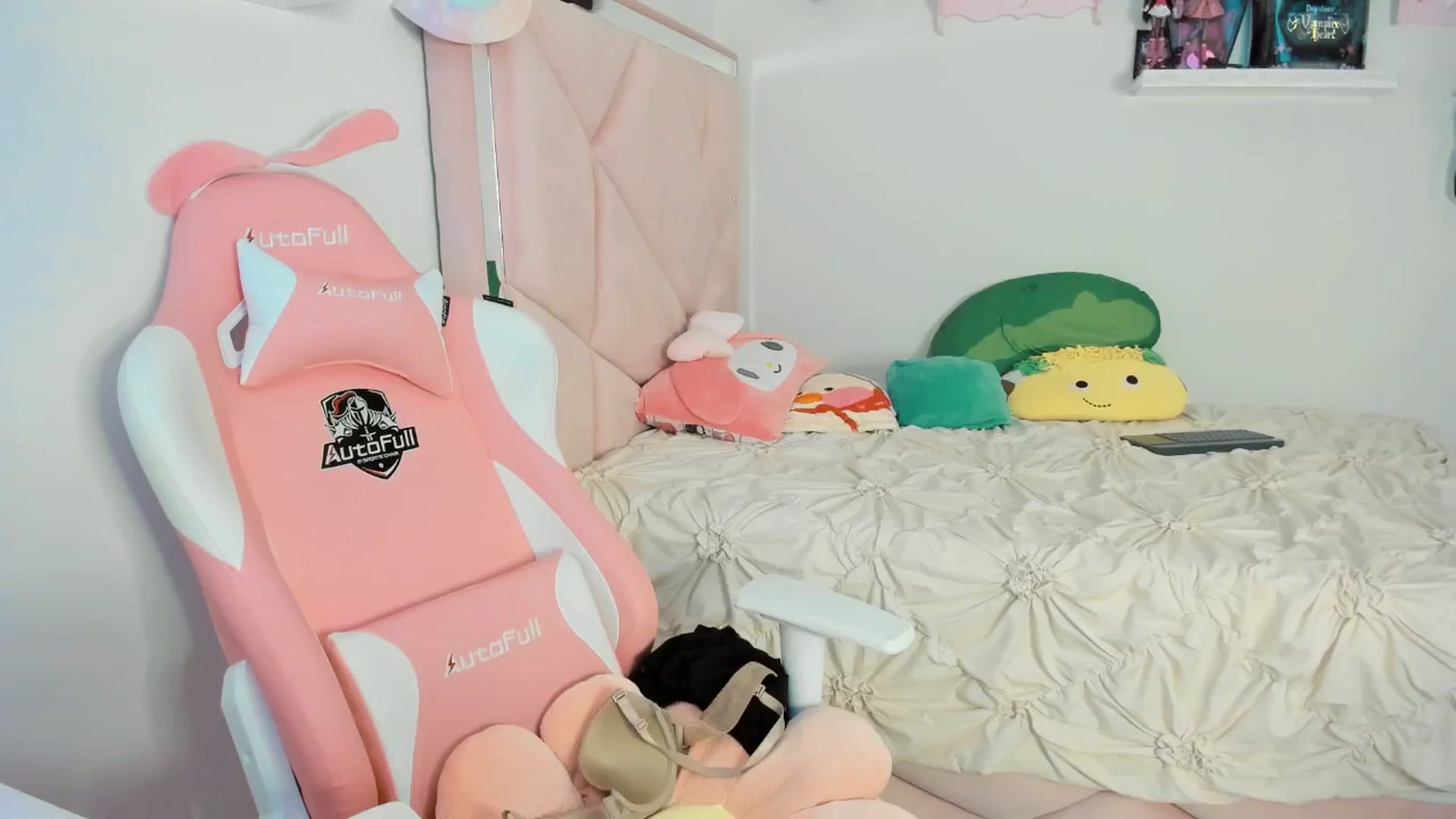 Gallery image thumbnail from Cherrycute666's myfreecams stream on, 02/18/2025, 24:25 image 13 of 20