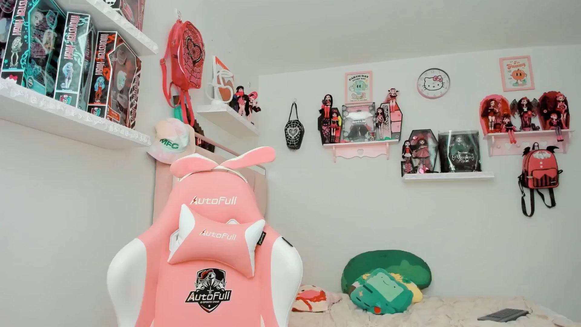 Gallery image thumbnail from Cherrycute666's myfreecams stream on, 02/19/2025, 21:10 image 19 of 20