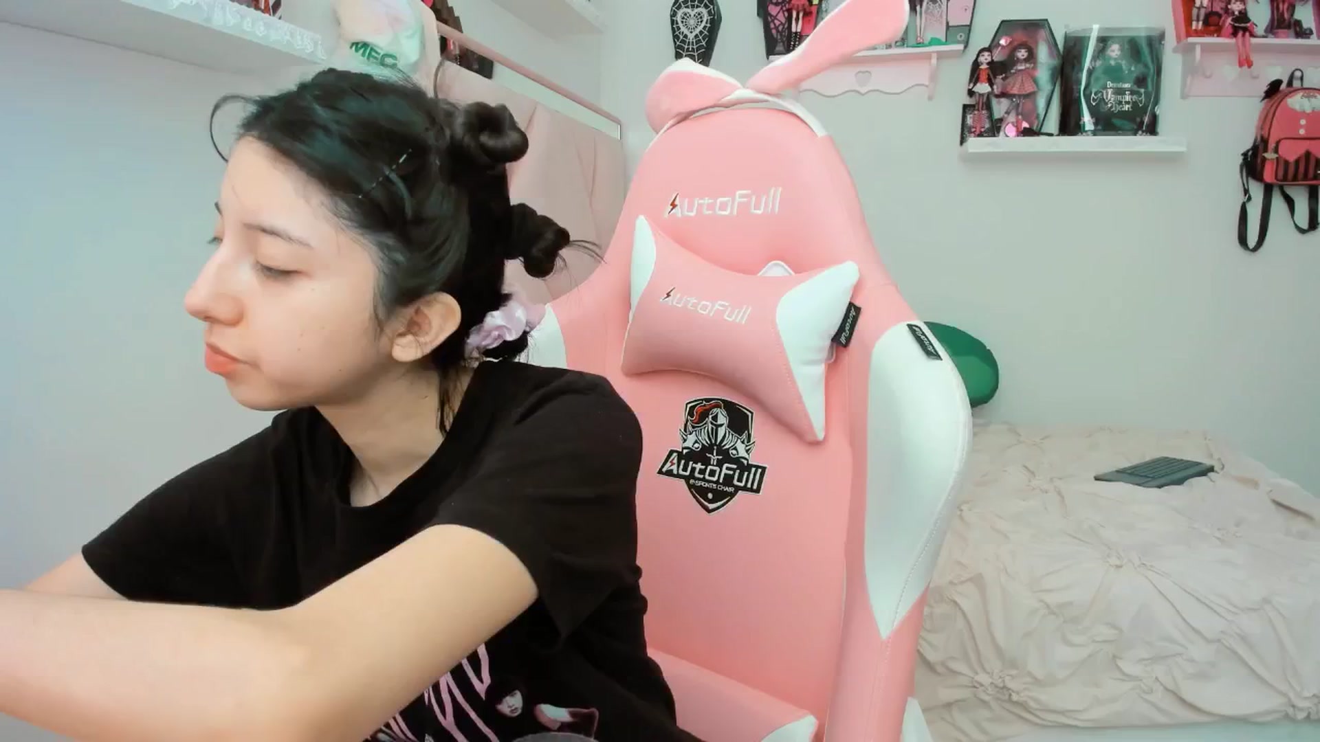 Gallery image thumbnail from Cherrycute666's myfreecams stream on, 02/19/2025, 21:10 image 6 of 20