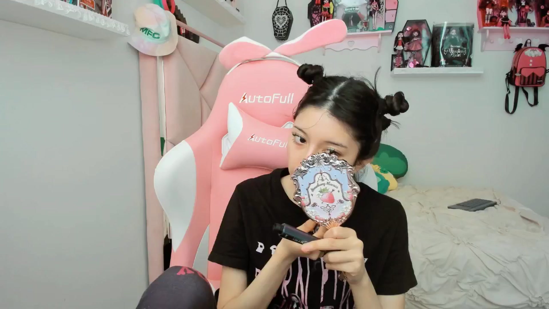 Gallery image thumbnail from Cherrycute666's myfreecams stream on, 02/19/2025, 21:10 image 17 of 20