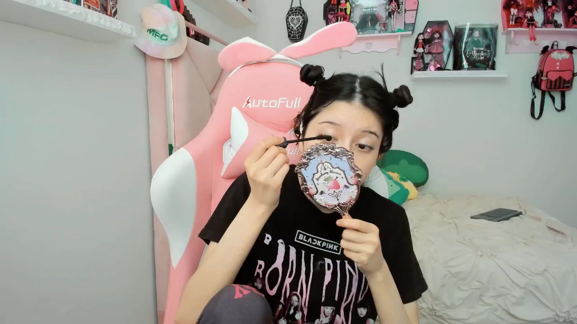 Gallery image thumbnail from Cherrycute666's myfreecams stream on, 02/19/2025, 21:10 image 15 of 20