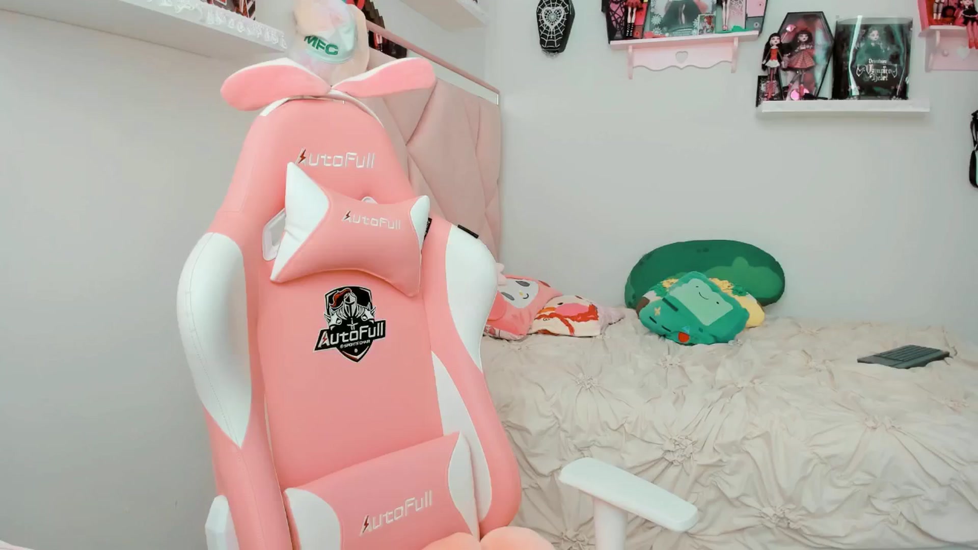 Gallery image thumbnail from Cherrycute666's myfreecams stream on, 02/19/2025, 21:10 image 4 of 20