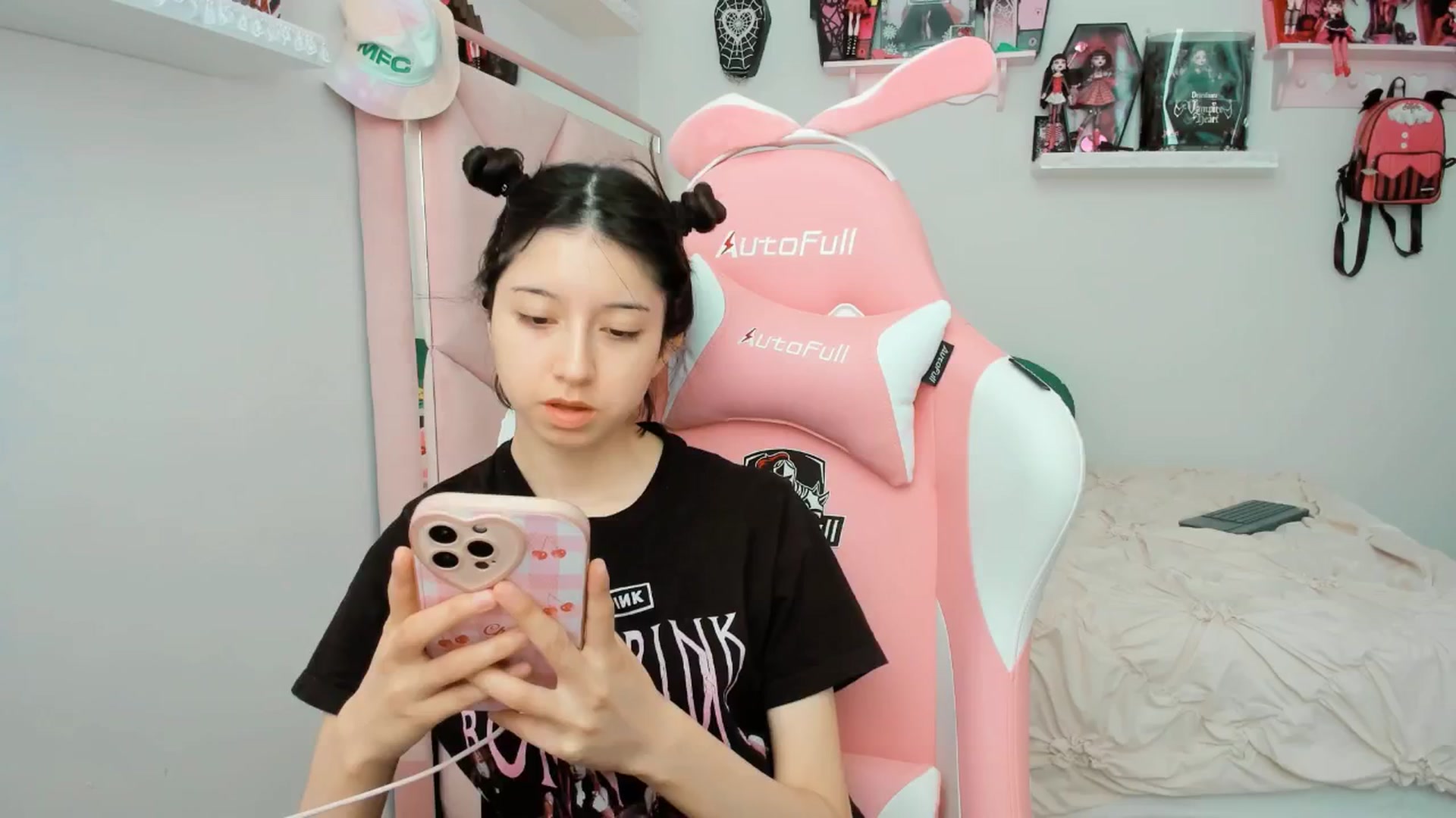 Gallery image thumbnail from Cherrycute666's myfreecams stream on, 02/19/2025, 21:10 image 8 of 20