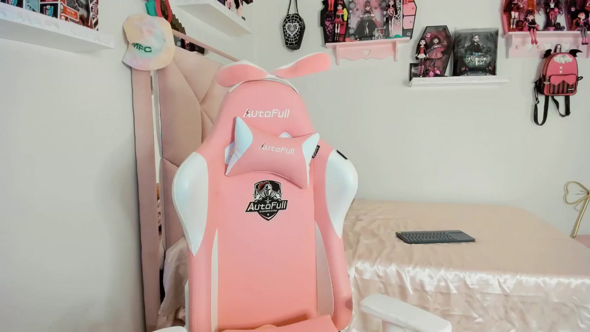 Gallery image thumbnail from Cherrycute666's myfreecams stream on, 02/20/2025, 04:36 image 16 of 20