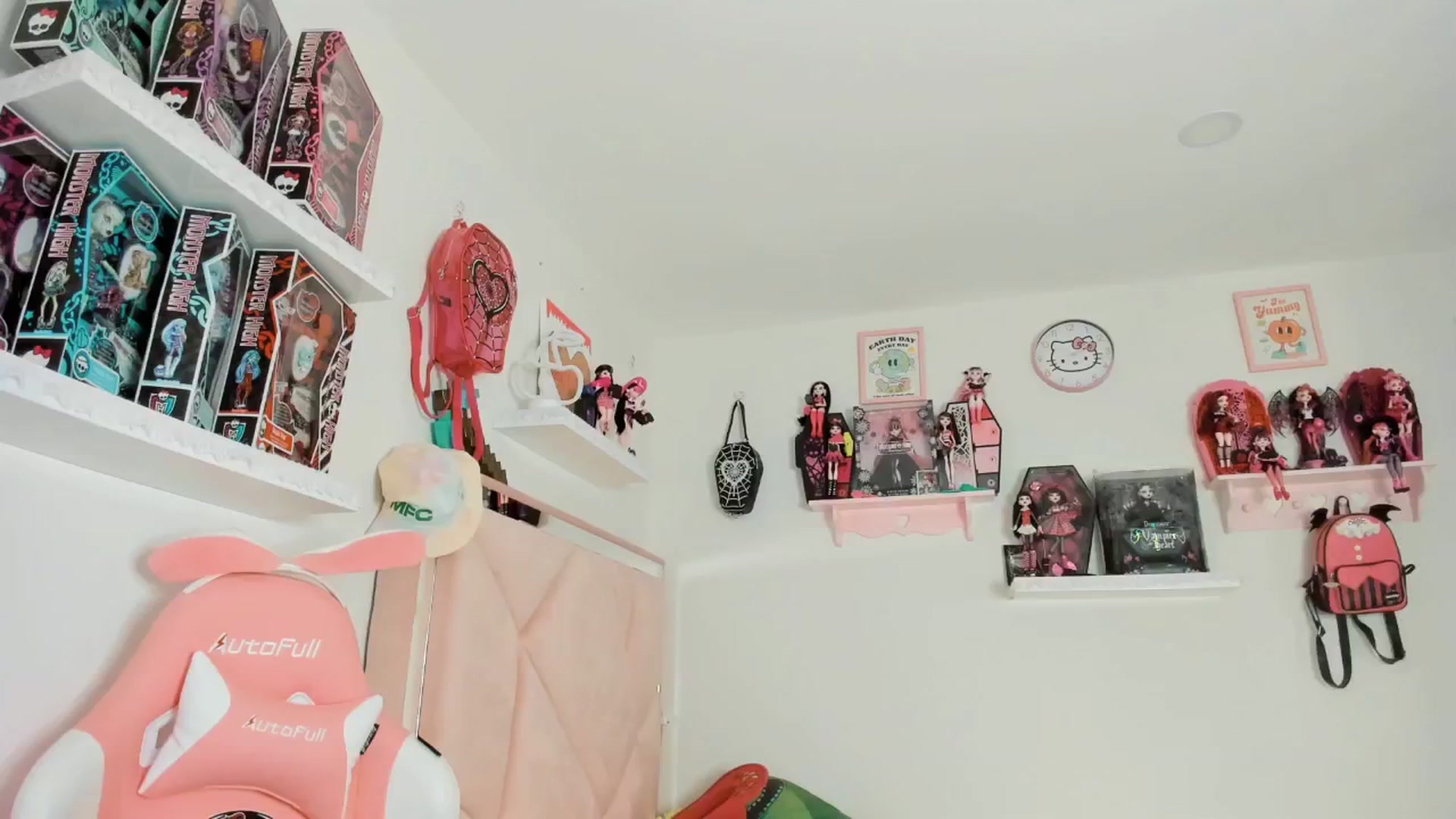 Gallery image thumbnail from Cherrycute666's myfreecams stream on, 02/20/2025, 06:34 image 5 of 20