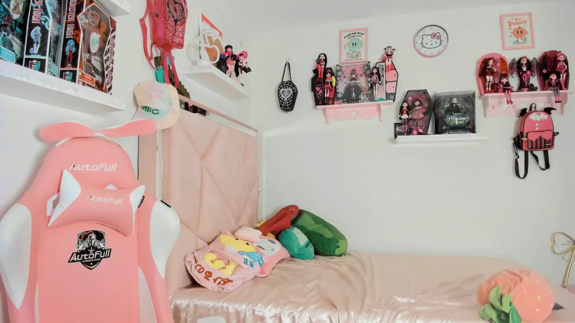 Gallery image thumbnail from Cherrycute666's myfreecams stream on, 02/20/2025, 06:34 image 8 of 20