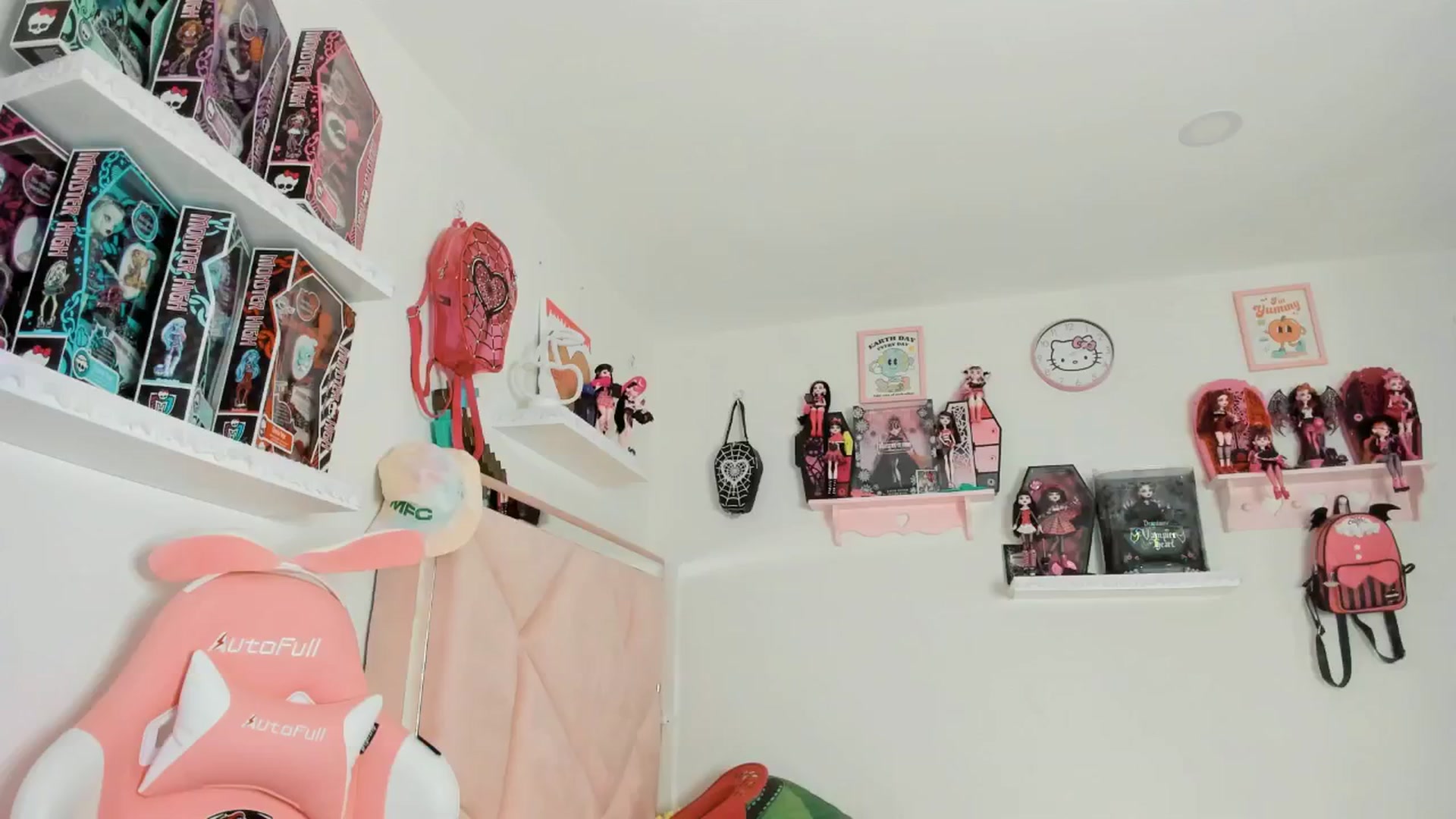 Gallery image thumbnail from Cherrycute666's myfreecams stream on, 02/20/2025, 06:34 image 3 of 20