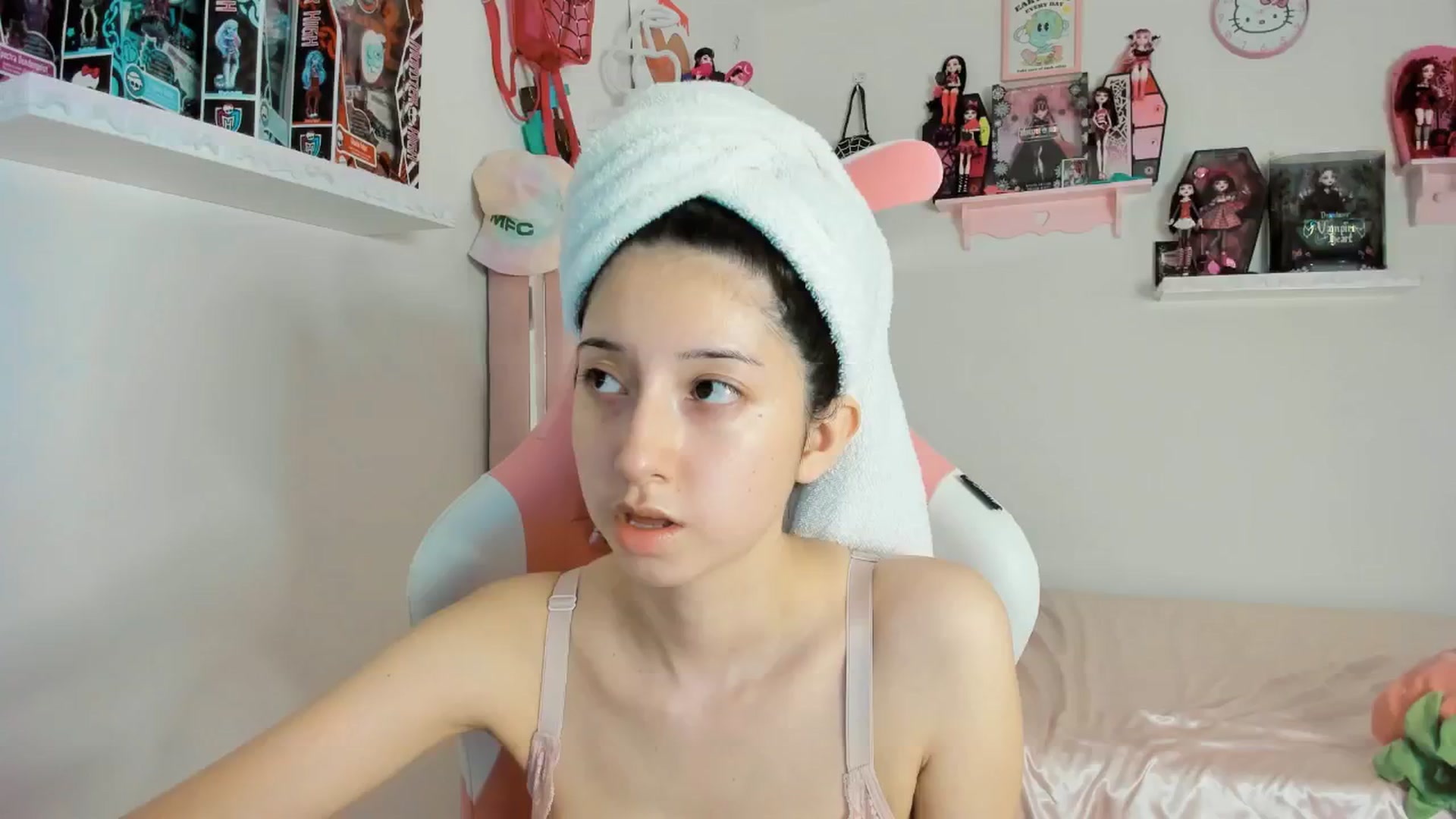 Gallery image thumbnail from Cherrycute666's myfreecams stream on, 02/20/2025, 06:34 image 15 of 20