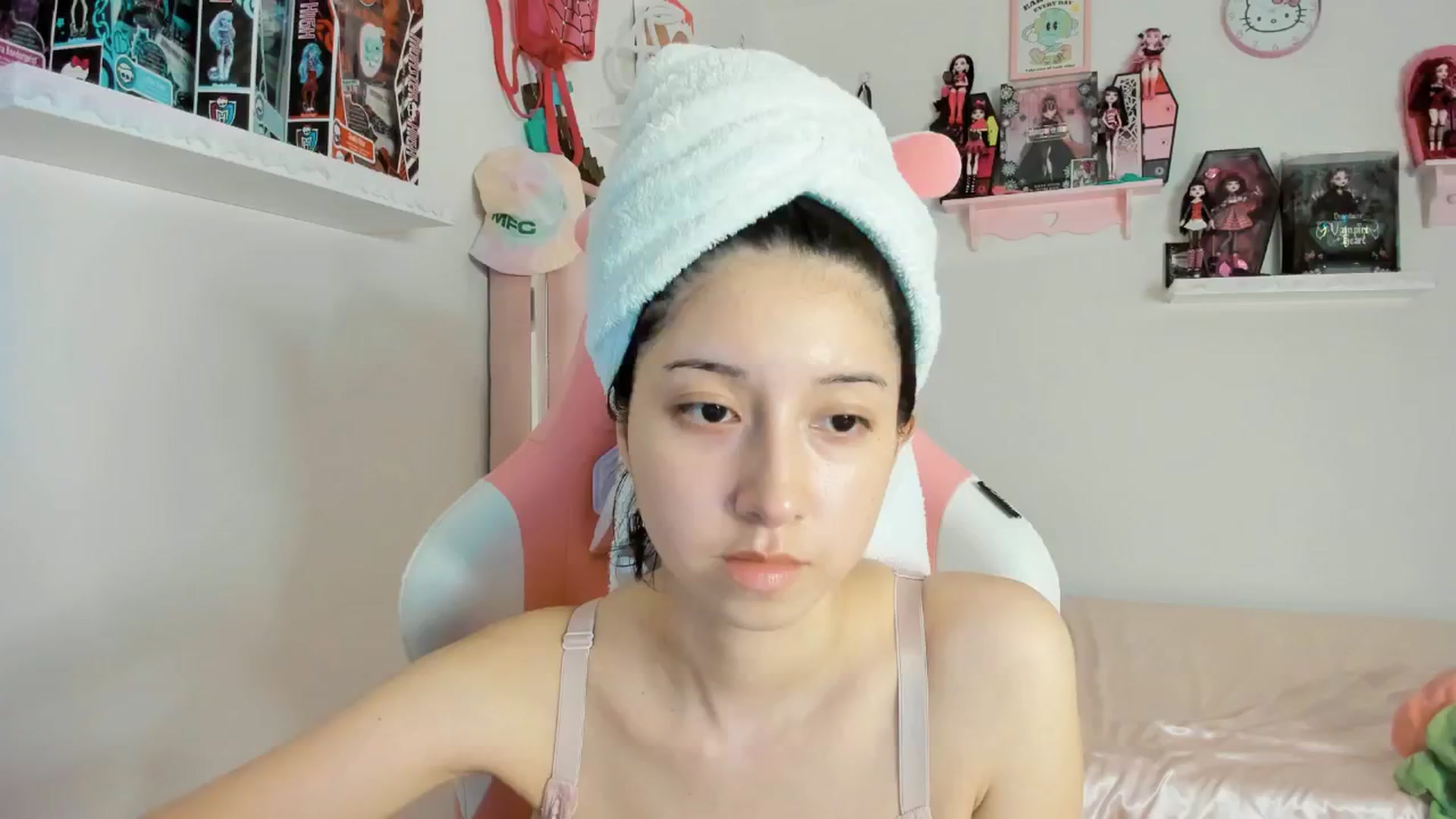 Gallery image thumbnail from Cherrycute666's myfreecams stream on, 02/20/2025, 06:34 image 16 of 20