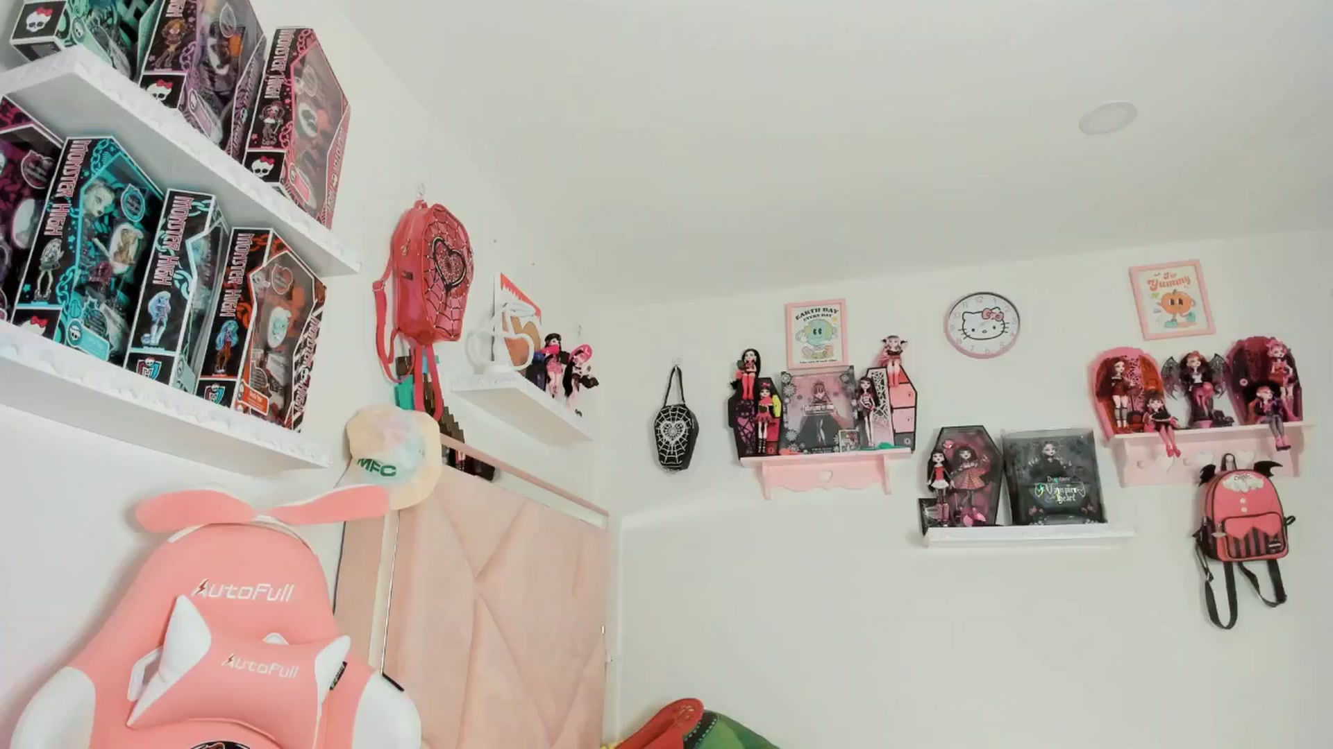 Gallery image thumbnail from Cherrycute666's myfreecams stream on, 02/20/2025, 06:34 image 4 of 20