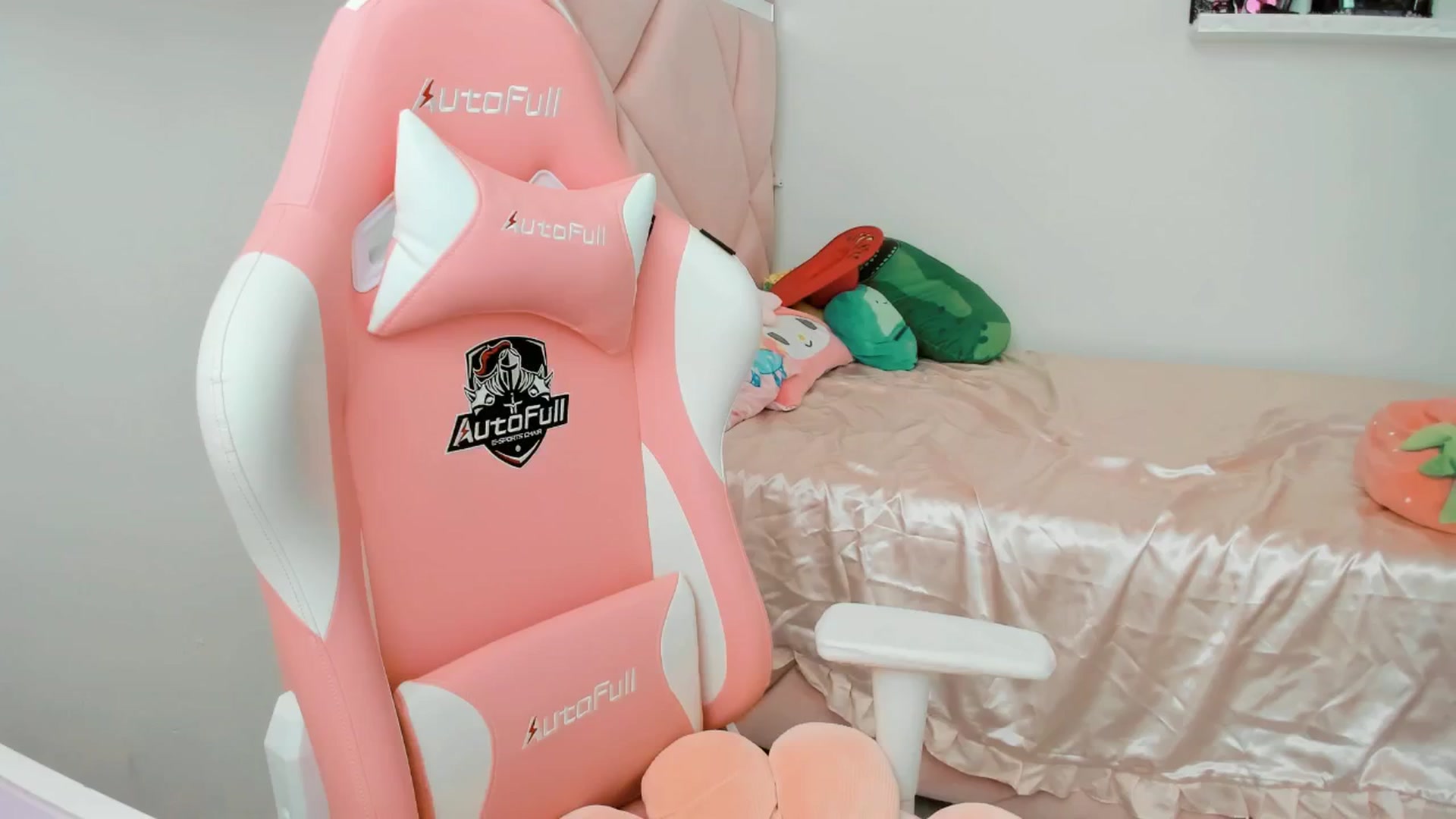 Gallery image thumbnail from Cherrycute666's myfreecams stream on, 02/20/2025, 22:19 image 18 of 20