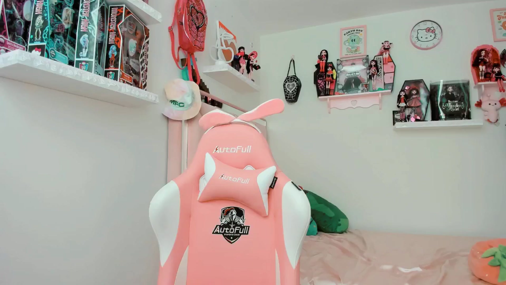 Gallery image thumbnail from Cherrycute666's myfreecams stream on, 02/20/2025, 22:19 image 6 of 20