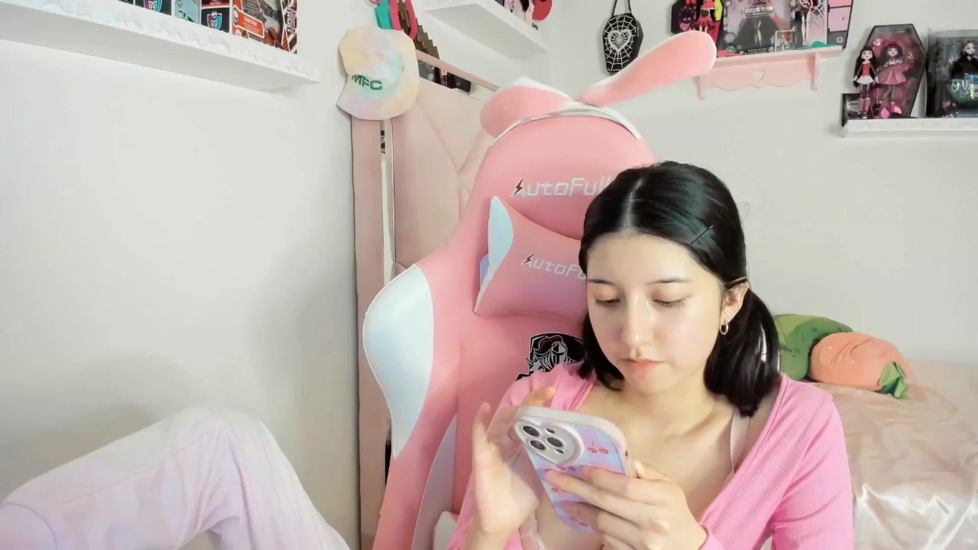 Gallery image thumbnail from Cherrycute666's myfreecams stream on, 02/21/2025, 01:56 image 13 of 20