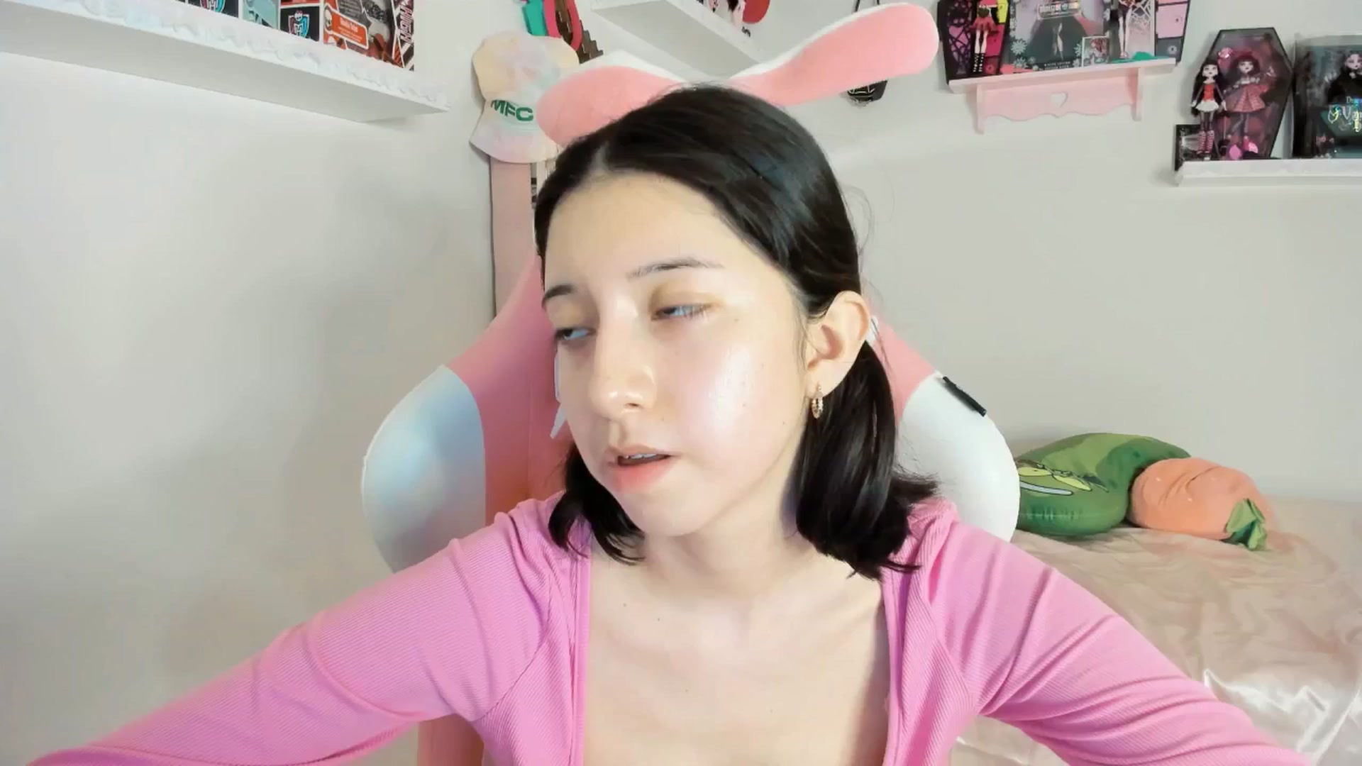 Gallery image thumbnail from Cherrycute666's myfreecams stream on, 02/21/2025, 01:56 image 17 of 20