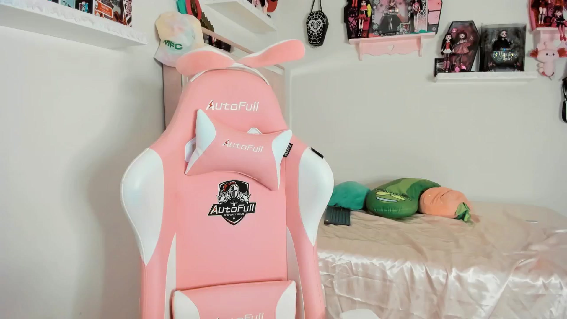 Gallery image thumbnail from Cherrycute666's myfreecams stream on, 02/21/2025, 03:46 image 12 of 20