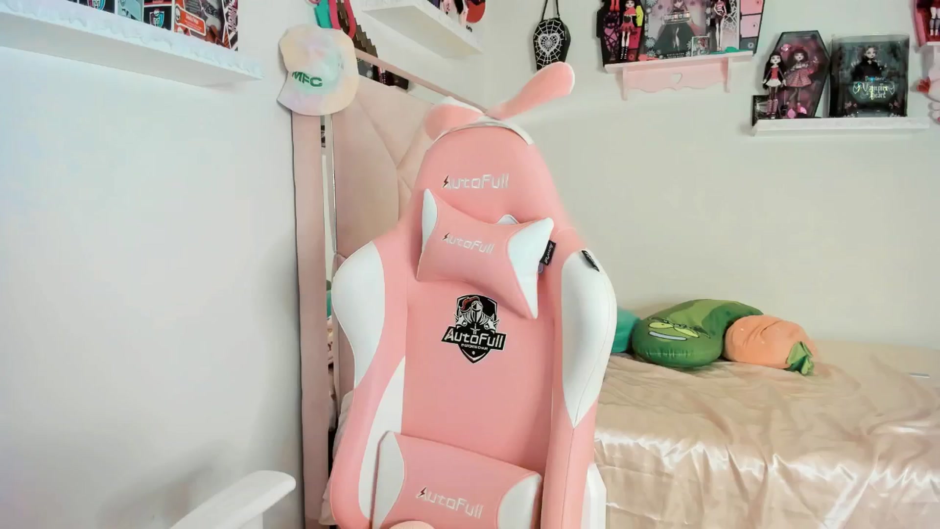 Gallery image thumbnail from Cherrycute666's myfreecams stream on, 02/21/2025, 03:46 image 6 of 20