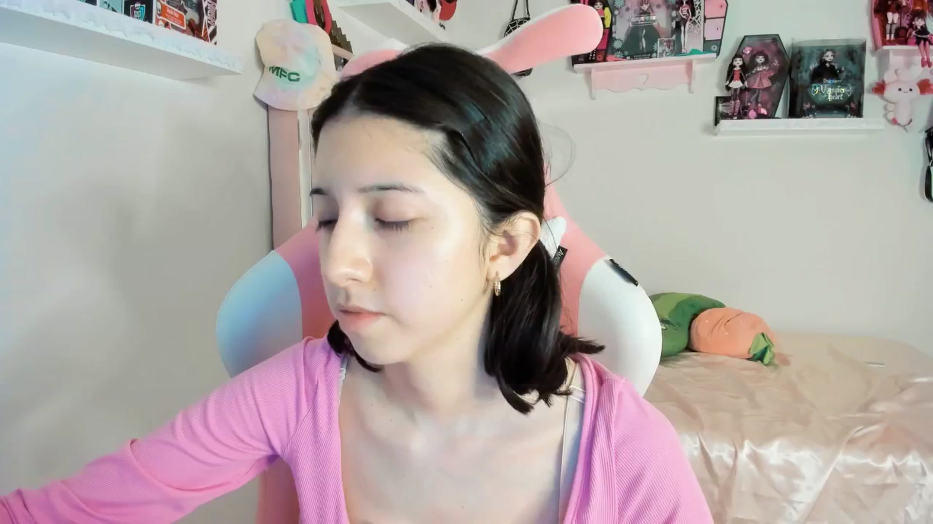 Gallery image thumbnail from Cherrycute666's myfreecams stream on, 02/21/2025, 03:46 image 8 of 20