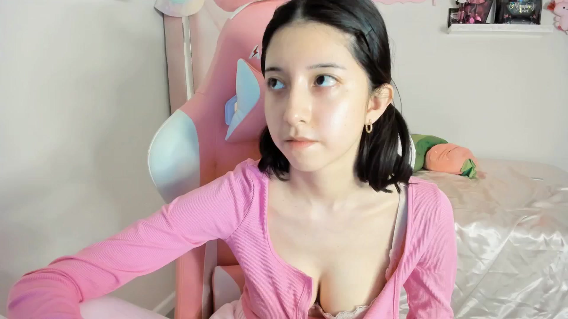Gallery image thumbnail from Cherrycute666's myfreecams stream on, 02/21/2025, 03:46 image 13 of 20