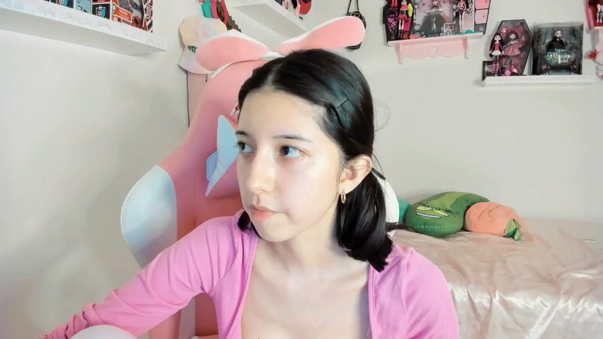 Gallery image thumbnail from Cherrycute666's myfreecams stream on, 02/21/2025, 03:46 image 4 of 20