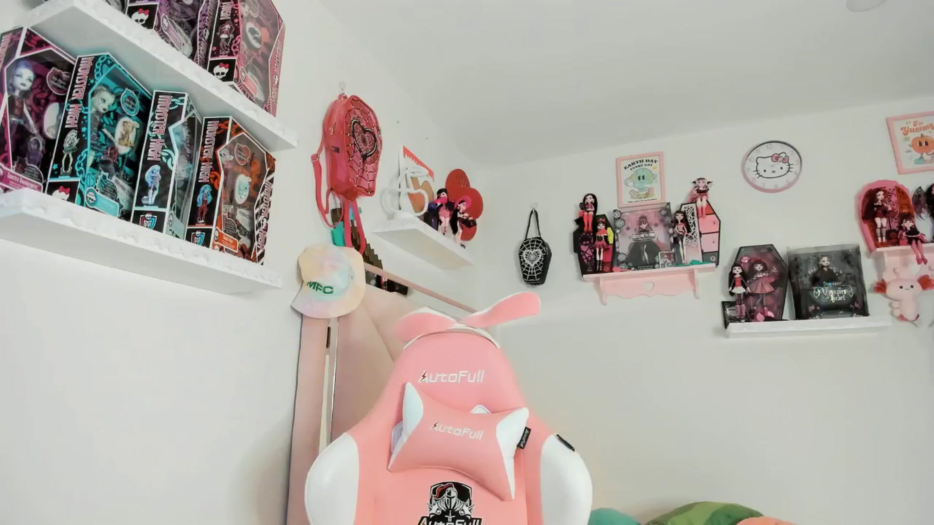 Gallery image thumbnail from Cherrycute666's myfreecams stream on, 02/21/2025, 03:46 image 1 of 20