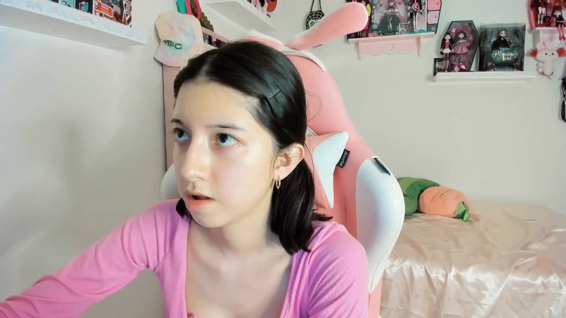Gallery image thumbnail from Cherrycute666's myfreecams stream on, 02/21/2025, 03:46 image 10 of 20