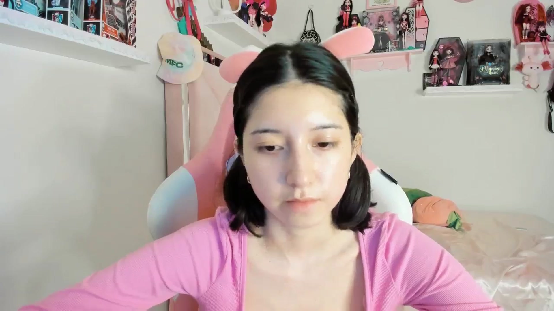 Gallery image thumbnail from Cherrycute666's myfreecams stream on, 02/21/2025, 04:39 image 19 of 20