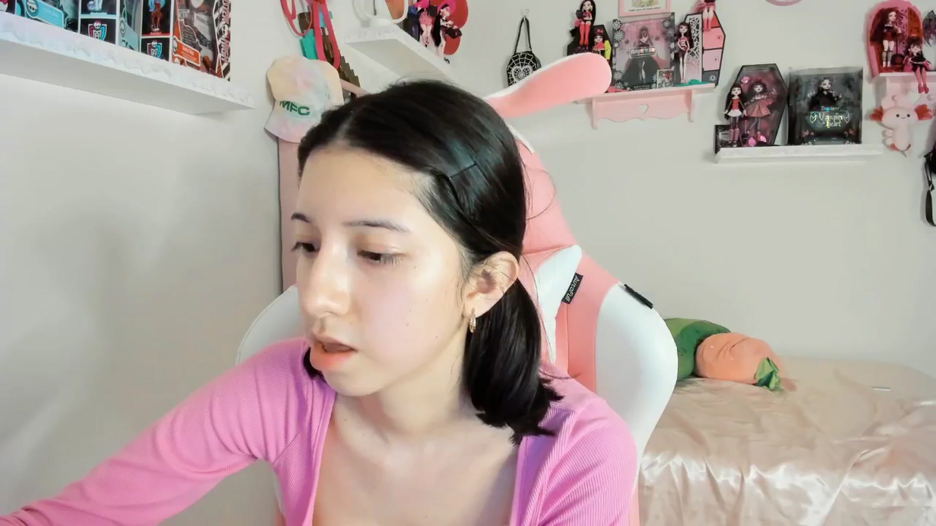 Gallery image thumbnail from Cherrycute666's myfreecams stream on, 02/21/2025, 04:39 image 16 of 20