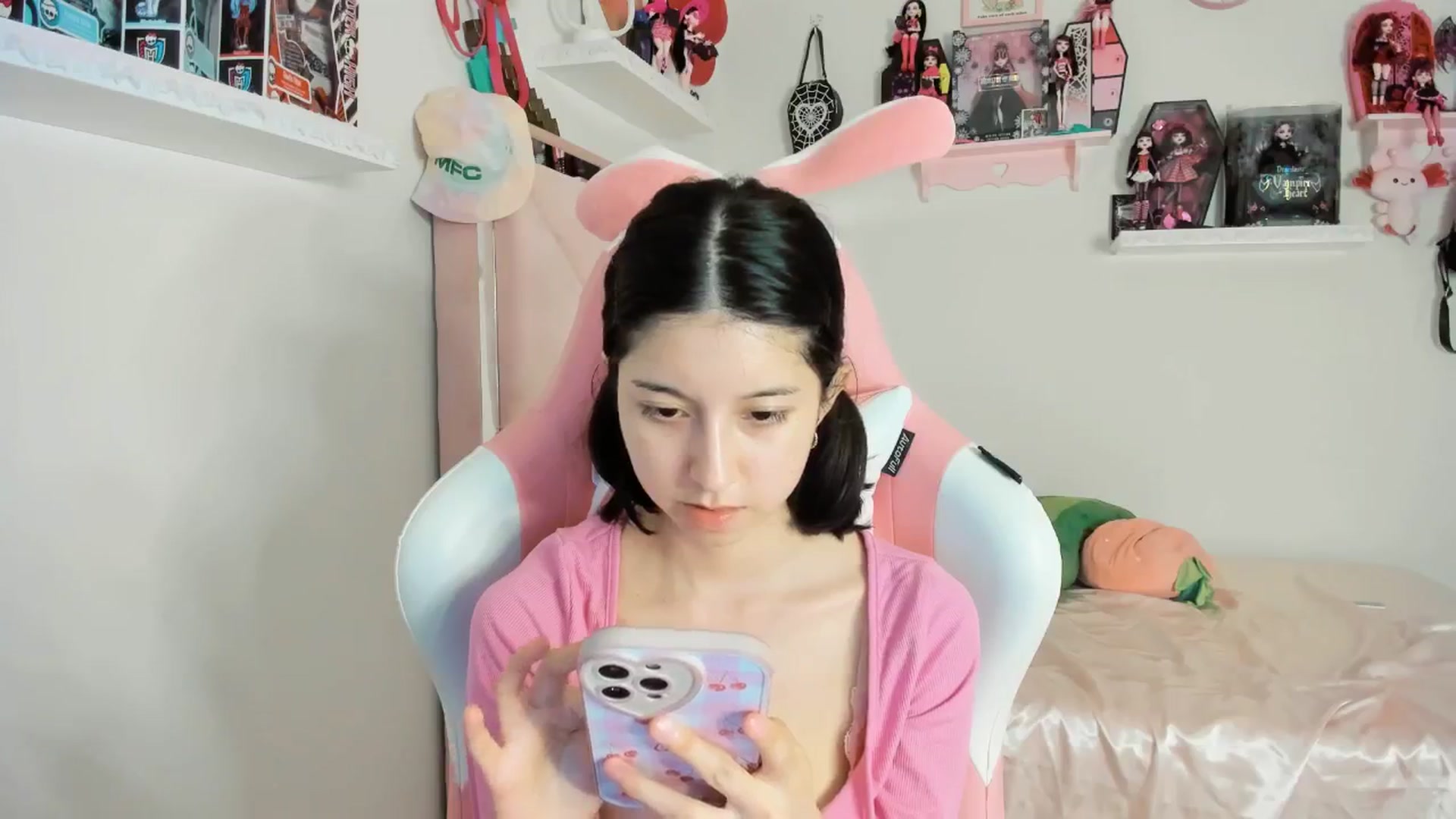 Gallery image thumbnail from Cherrycute666's myfreecams stream on, 02/21/2025, 04:39 image 18 of 20