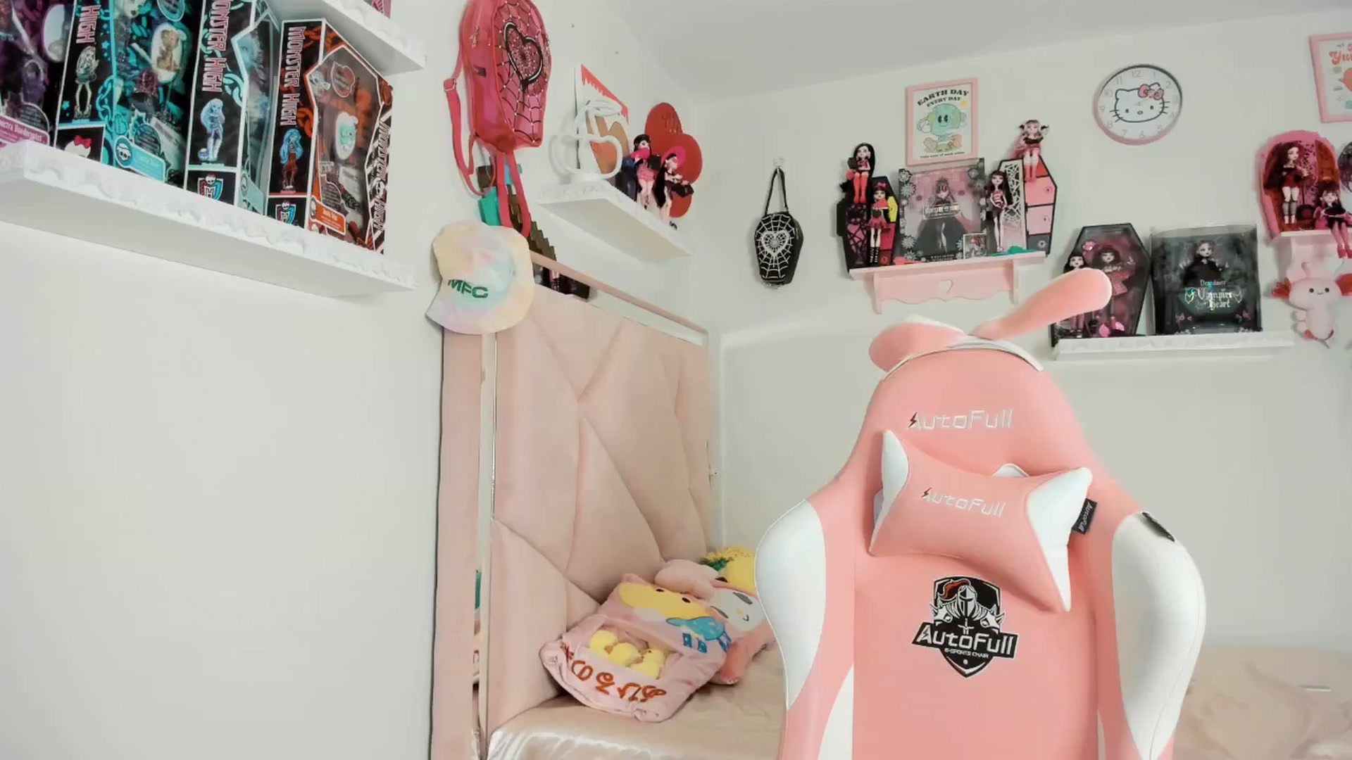 Gallery image thumbnail from Cherrycute666's myfreecams stream on, 02/21/2025, 04:39 image 7 of 20