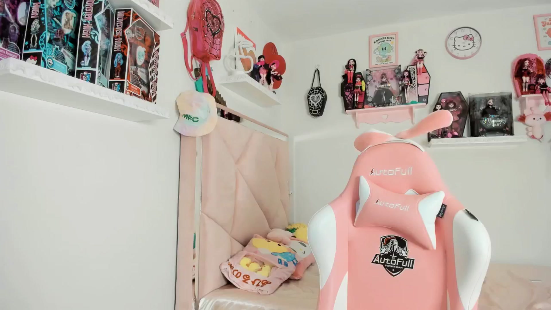 Gallery image thumbnail from Cherrycute666's myfreecams stream on, 02/21/2025, 04:39 image 9 of 20