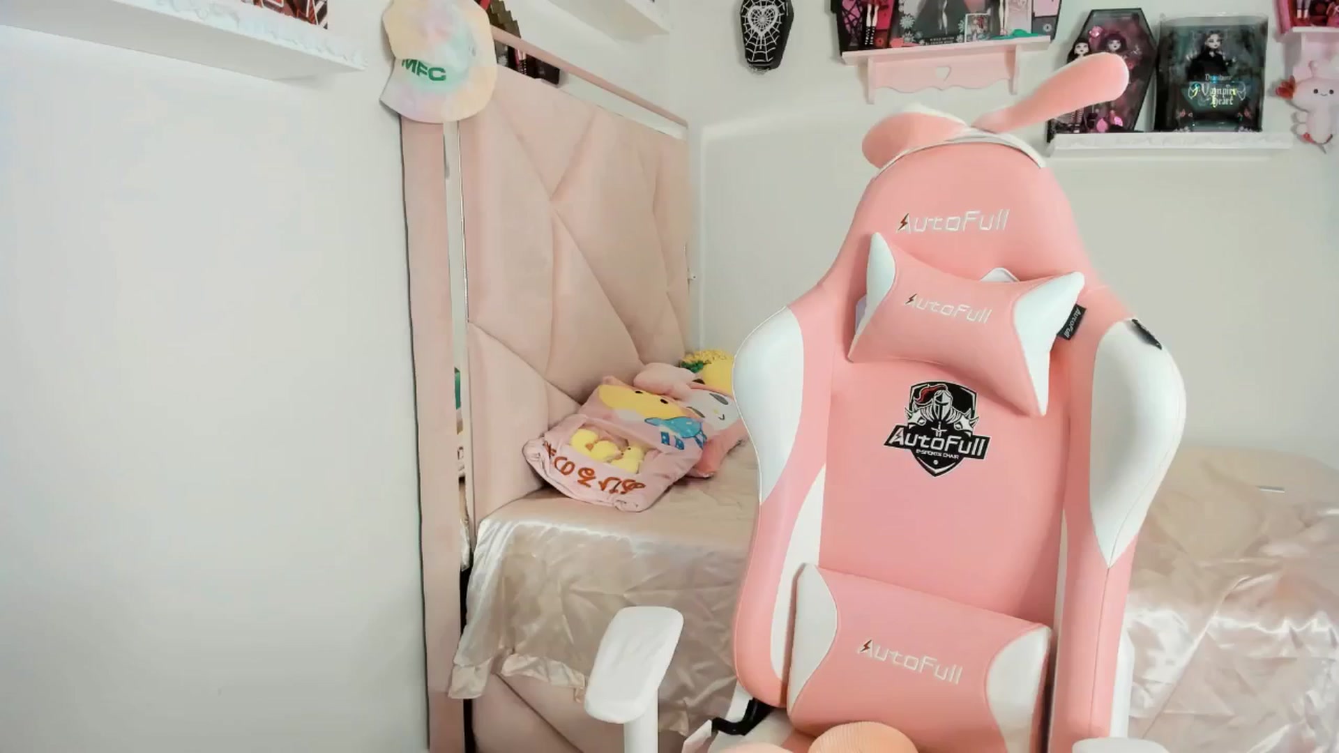 Gallery image thumbnail from Cherrycute666's myfreecams stream on, 02/21/2025, 04:39 image 6 of 20