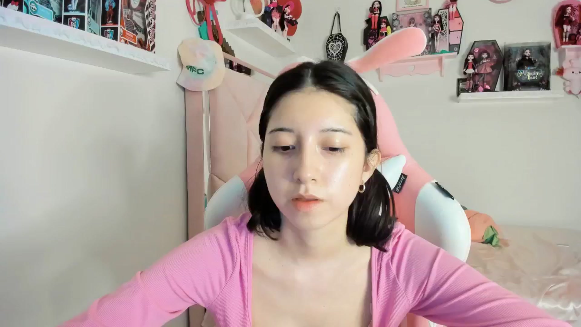 Gallery image thumbnail from Cherrycute666's myfreecams stream on, 02/21/2025, 04:39 image 10 of 20