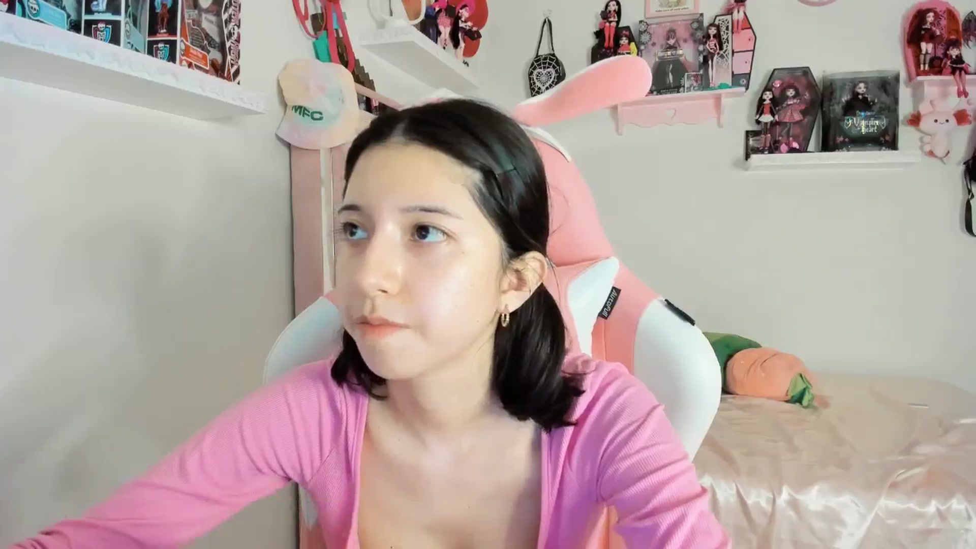 Gallery image thumbnail from Cherrycute666's myfreecams stream on, 02/21/2025, 04:39 image 17 of 20