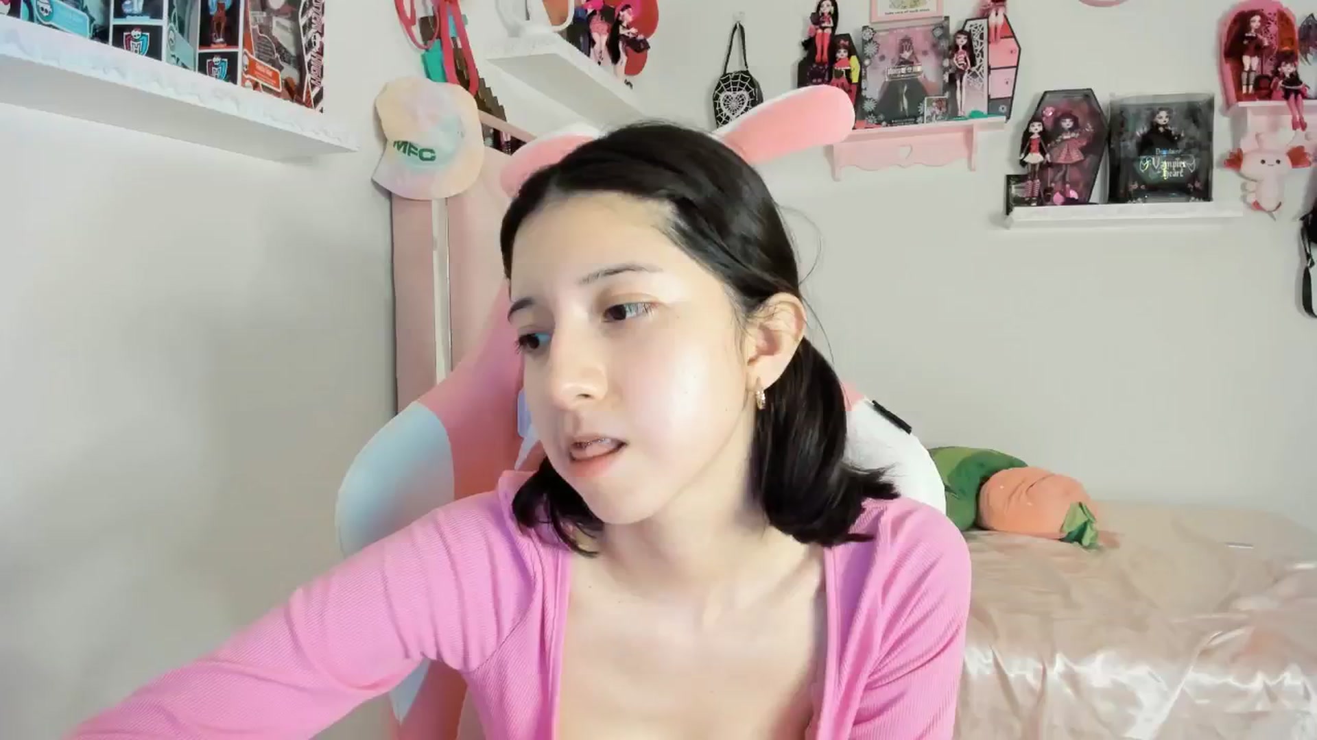 Gallery image thumbnail from Cherrycute666's myfreecams stream on, 02/21/2025, 04:39 image 15 of 20