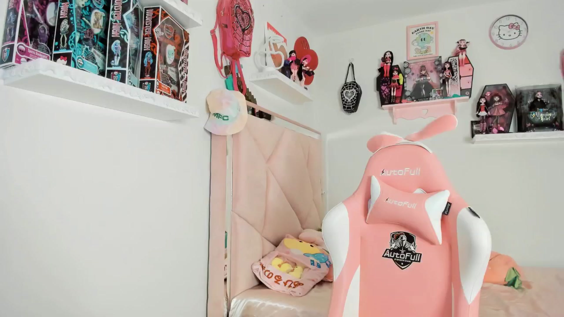 Gallery image thumbnail from Cherrycute666's myfreecams stream on, 02/21/2025, 05:24 image 7 of 20