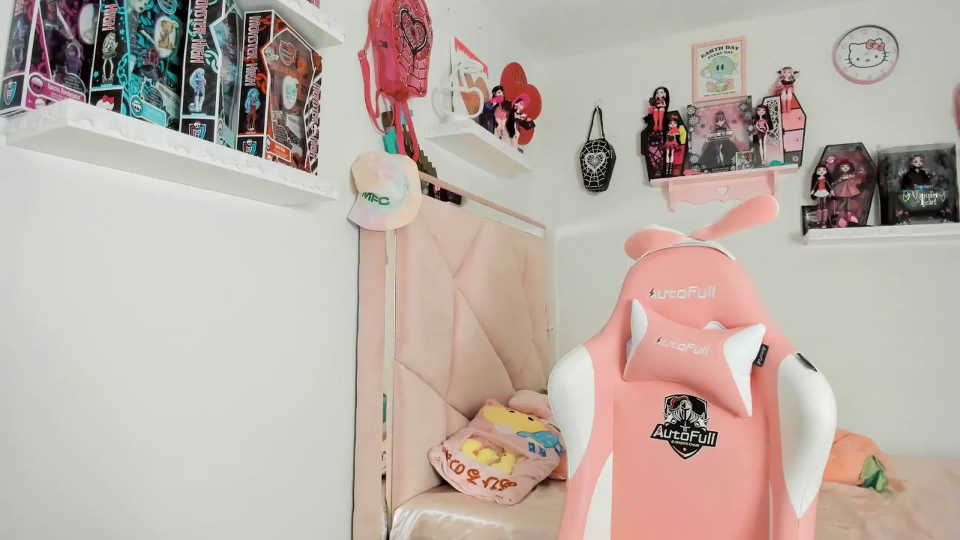 Gallery image thumbnail from Cherrycute666's myfreecams stream on, 02/21/2025, 05:24 image 6 of 20