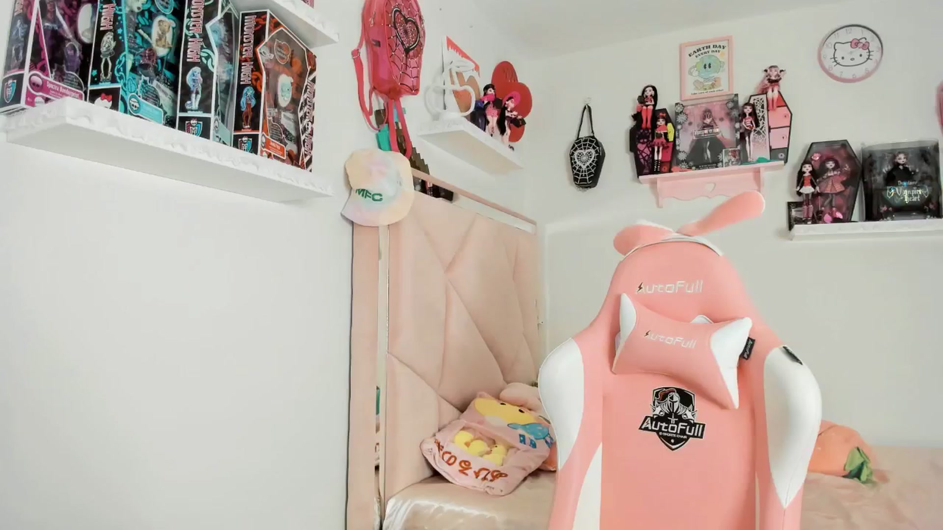 Gallery image thumbnail from Cherrycute666's myfreecams stream on, 02/21/2025, 05:24 image 5 of 20