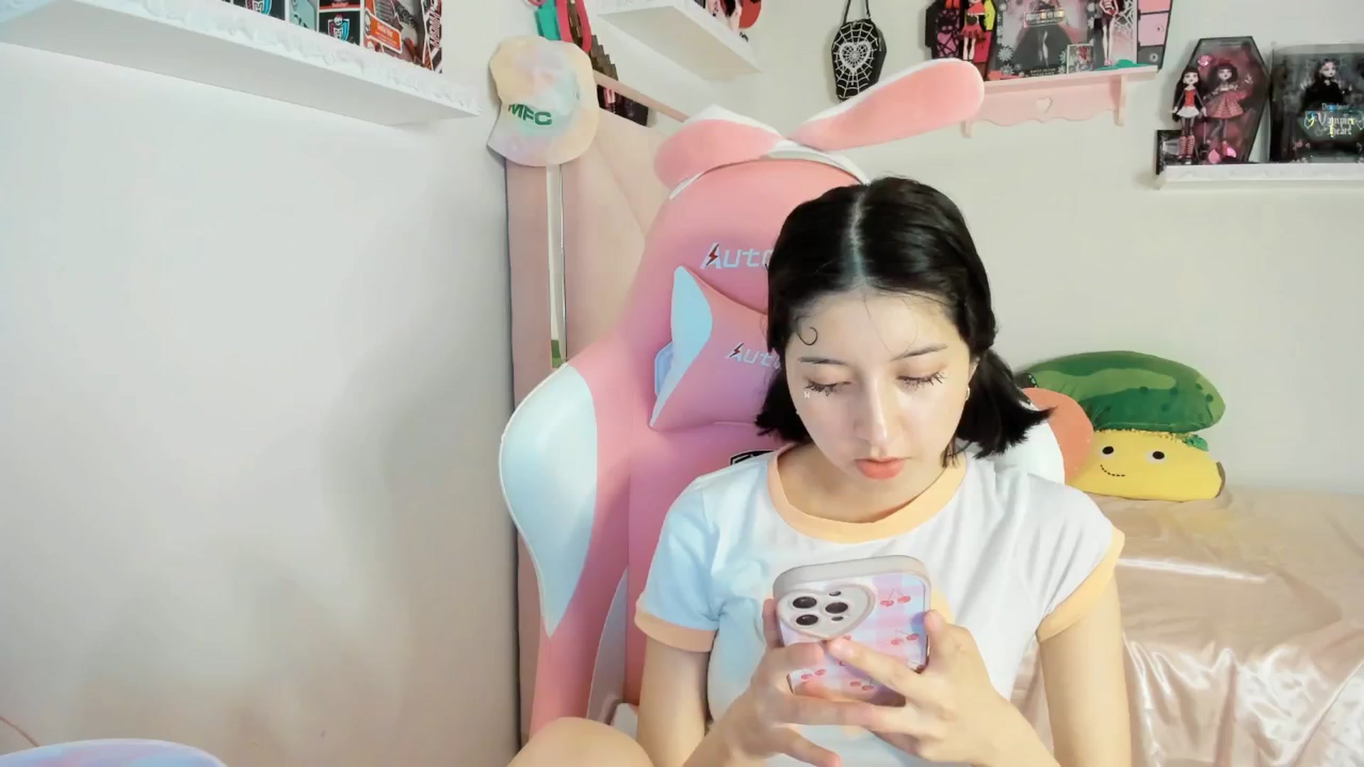 Gallery image thumbnail from Cherrycute666's myfreecams stream on, 02/22/2025, 03:38 image 13 of 20
