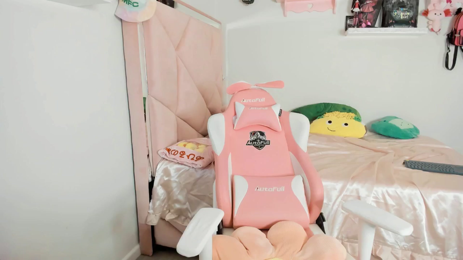 Gallery image thumbnail from Cherrycute666's myfreecams stream on, 02/22/2025, 11:20 image 16 of 20