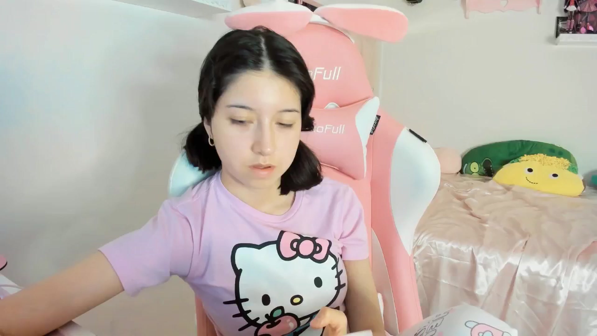 Gallery image thumbnail from Cherrycute666's myfreecams stream on, 02/23/2025, 06:34 image 8 of 20