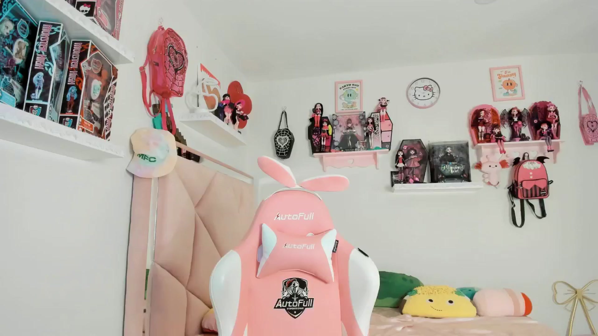 Gallery image thumbnail from Cherrycute666's myfreecams stream on, 02/23/2025, 11:14 image 4 of 20